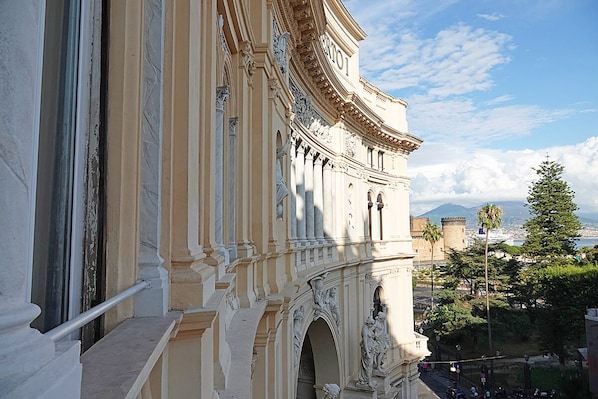 Un edificio clásico con detalles arquitectónicos ornamentales, incluyendo columnas y arcos.