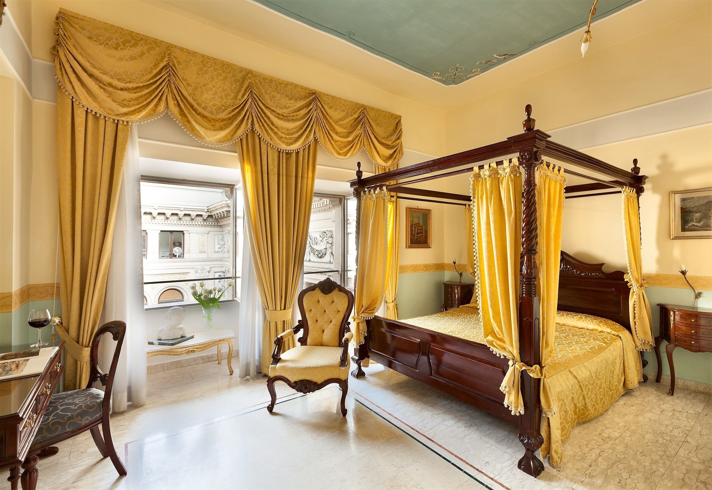 华丽双人房或双床房 | 高档床上用品、迷你吧、客房内保险箱、特色装修