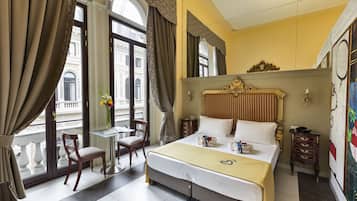 Deluxe-Doppelzimmer, 1 Doppelbett oder 2 Einzelbetten, Nichtraucher, Balkon | Hochwertige Bettwaren, Minibar, Zimmersafe, individuell dekoriert