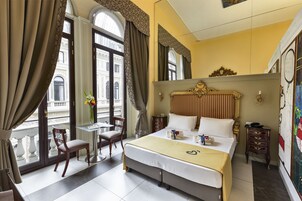 Deluxe tweepersoonskamer, 1 tweepersoonsbed of 2 eenpersoonsbedden, niet-roken, balkon | Luxe beddengoed, een minibar, een kluis op de kamer