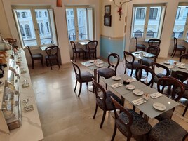 Colazione a buffet a pagamento, servita tutte le mattine 