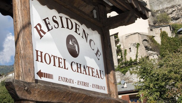 A wooden sign for the Residence Hotel Chateau with an arrow pointing to the entrance. - Chateau (Saint-Pierre)