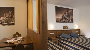 Minibar, escritorio, wifi gratis y ropa de cama