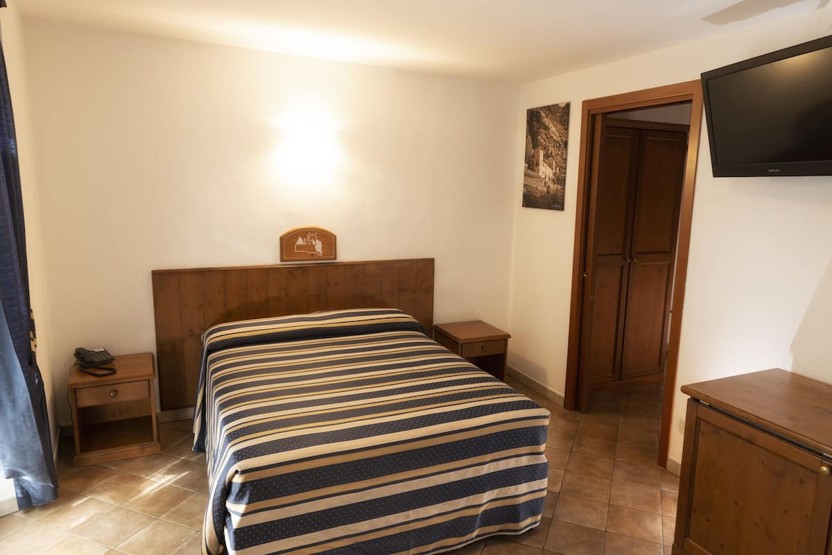 Een minibar, een bureau, gratis wifi, beddengoed
