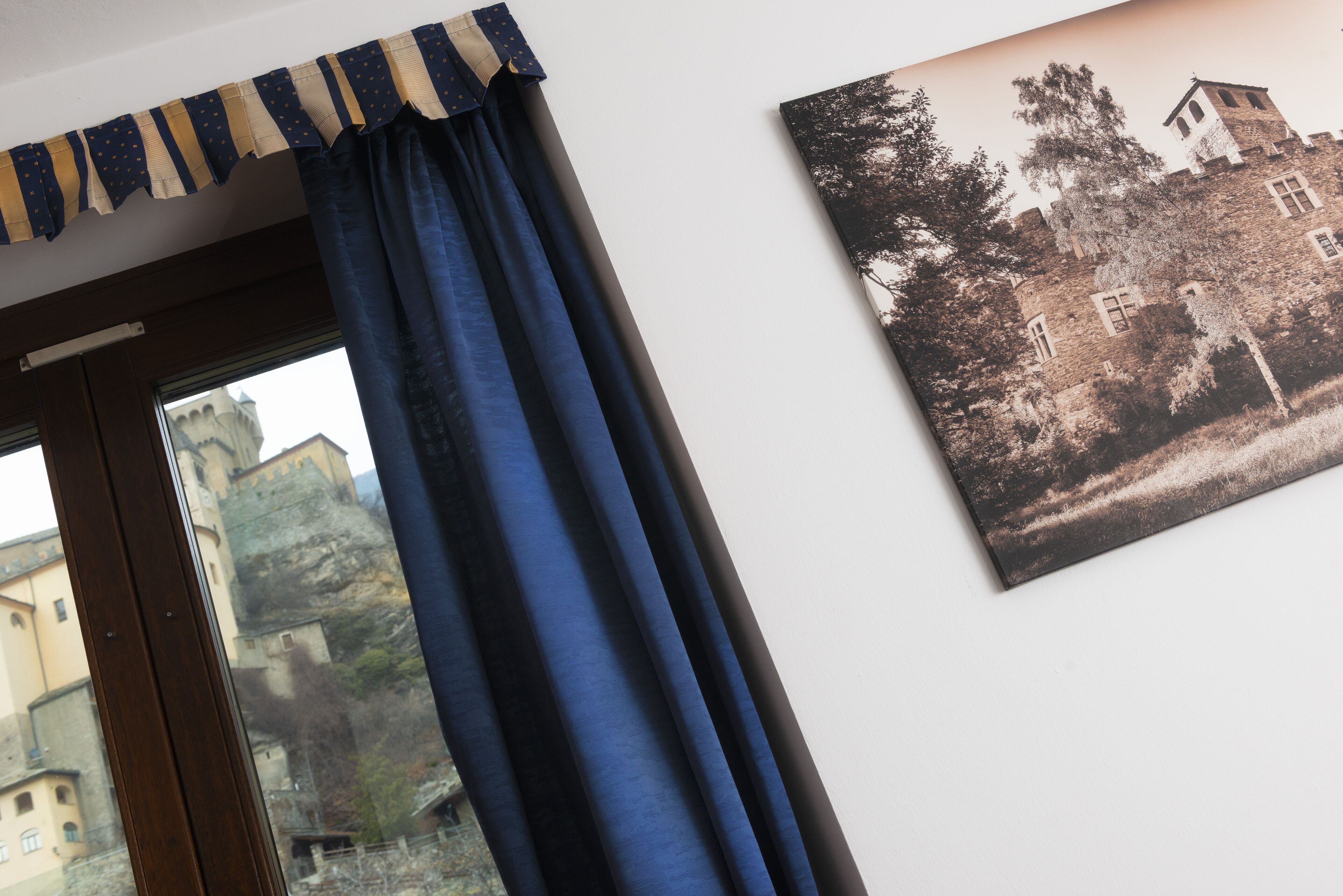 minibar, desk, free wifi, bed sheets