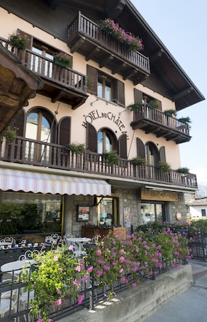 Bar (on property). Chateau