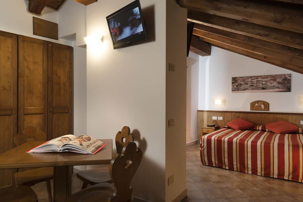 quadruple room | minibar, desk, free wifi, bed sheets