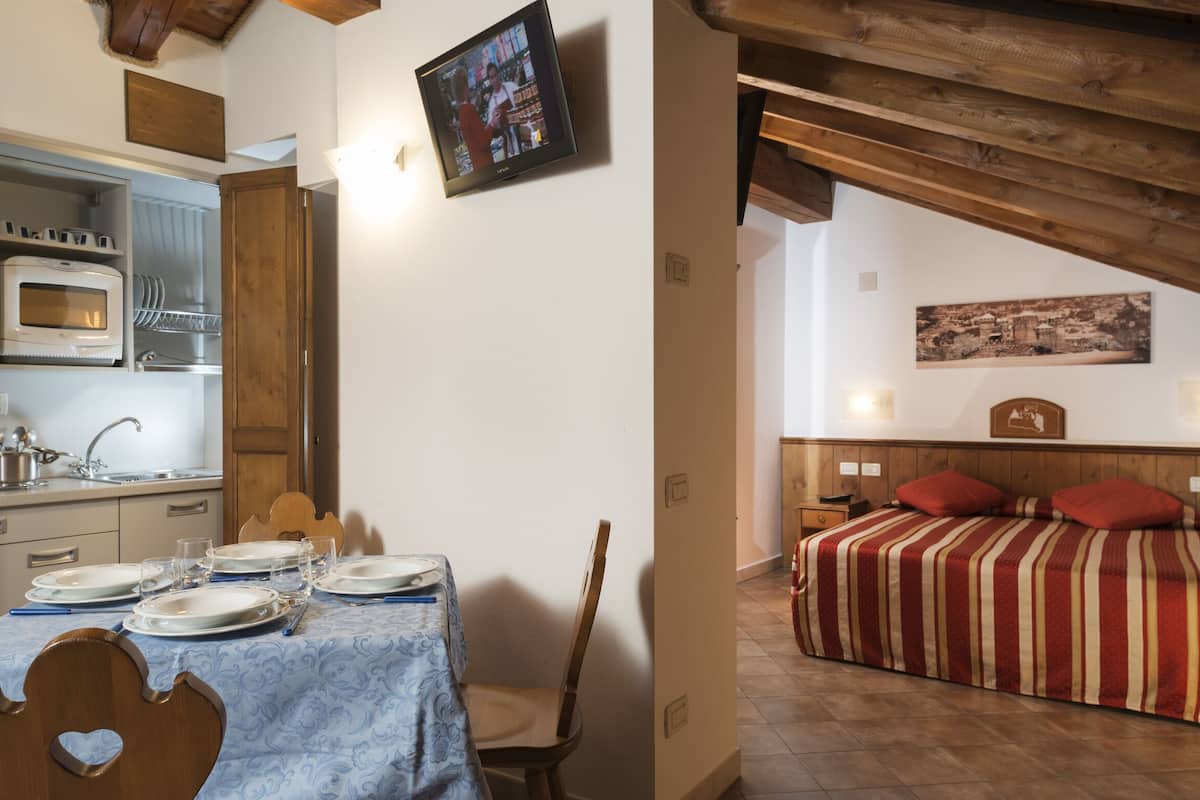 quadruple room, kitchen | minibar, desk, free wifi, bed sheets