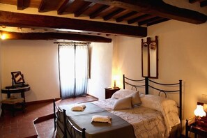 Superior Double Room | Individually decorated, individually furnished, free cots/infant beds - Montelucci Country Resort & Agriturismo di Charme (Pergine Valdarno)