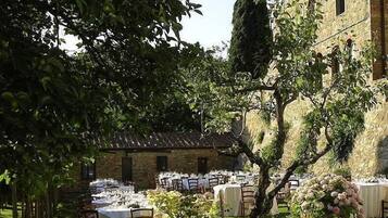 Se sirven comidas, cenas y cocina local