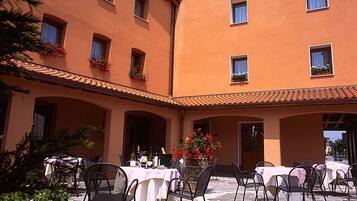 Makan tengah hari dan makan malam dihidangkan, masakan tempatan