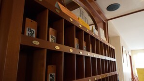 Een houten plank met verschillende vakken, elk voorzien van een uniek nummer.