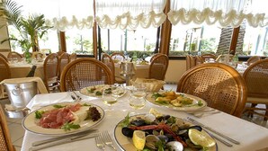 A dining area with tables set for meals, featuring plates of food, glasses, and cutlery. - Hotel Eden (Sorrento)