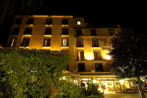 Façade de l’hébergement - soirée/nuit