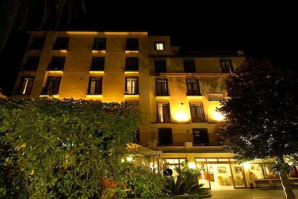 Façana frontal de l'allotjament (vespre/nit)