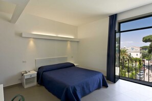 Minibar, in-room safe, desk, cots/infant beds - Hotel Eden (Sorrento)