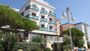 Vista frontal de la propiedad