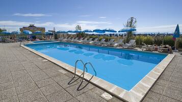 Außenpool, Liegestühle