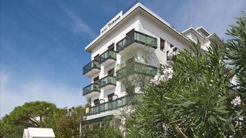 Vista frontal de la propiedad