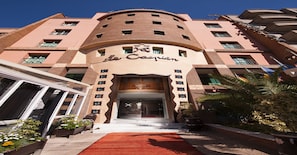 Pintu masuk properti