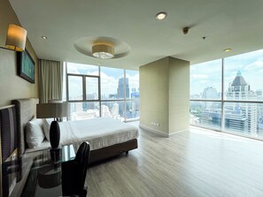 Two Bedroom Luxury Suites | Két bảo mật tại phòng, bàn, bàn ủi/dụng cụ ủi quần áo