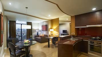 One Bedroom Deluxe Suite with Bathtub | 私人厨房 | 大冰箱、微波炉、电热水壶、厨具/餐具
