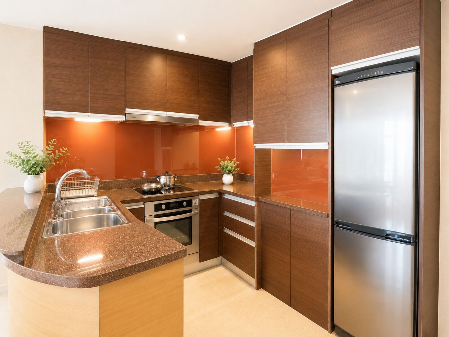 One Bedroom Deluxe Suite with Bathtub | Cuisine privée | Grand réfrigérateur, micro-ondes, bouilloire électrique