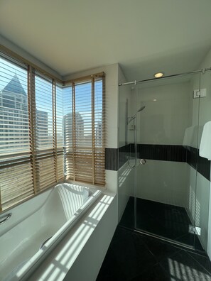 Three Bedroom Executive Suite | Badezimmer | Kostenlose Toilettenartikel, Haartrockner, Bademäntel, Hausschuhe