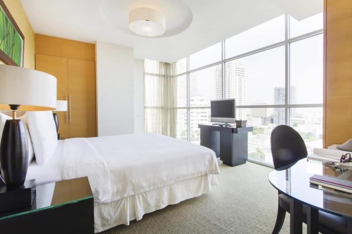 In-room safe, desk, iron/ironing board, free WiFi