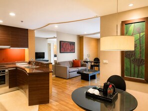 One Bedroom Horizon Suite with Bathtub (High Floor) | Oleskelualue | 32–tuumainen LCD-televisio, jossa satelliittikanavat