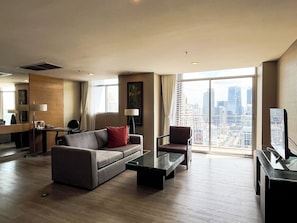 Two Bedroom Luxury Suites | Khu phòng khách | TV LCD 32-inch có truyền hình vệ tinh, TV, đầu đĩa DVD