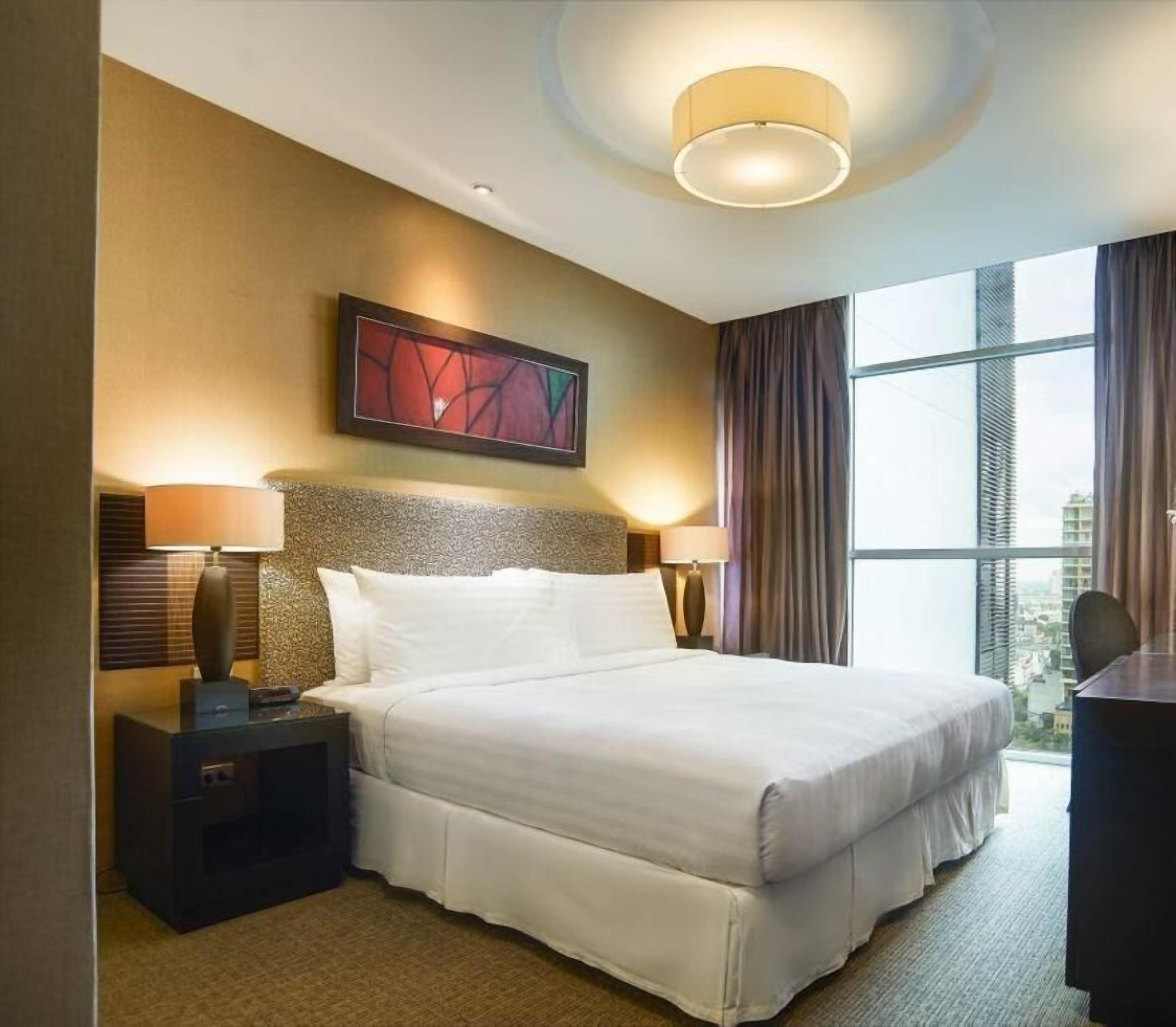 Brankas, meja kerja, setrika/meja setrika, dan Wi-Fi gratis