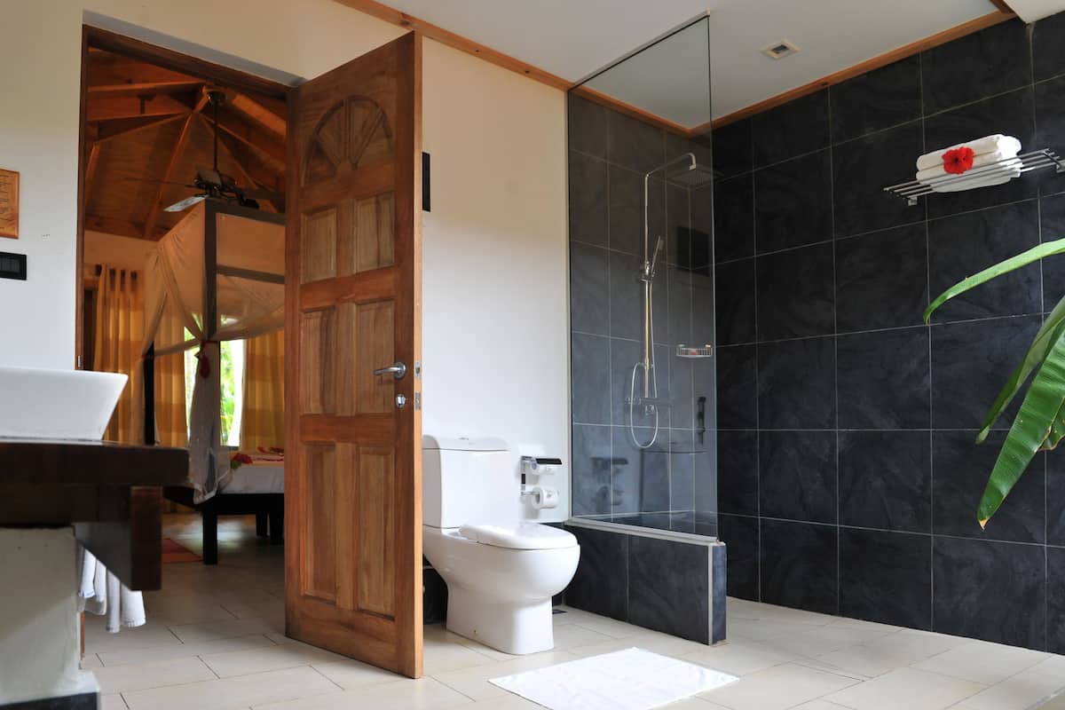 garden room | bathroom | shower, rainfall showerhead, free toiletries, hair dryer