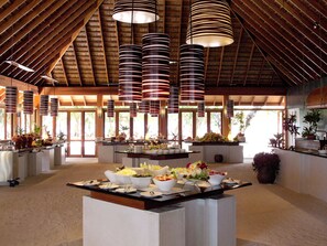 4 restaurants, breakfast, lunch, dinner served; Asian cuisine - Vilamendhoo Island Resort & Spa (Vilamendhoo Island)