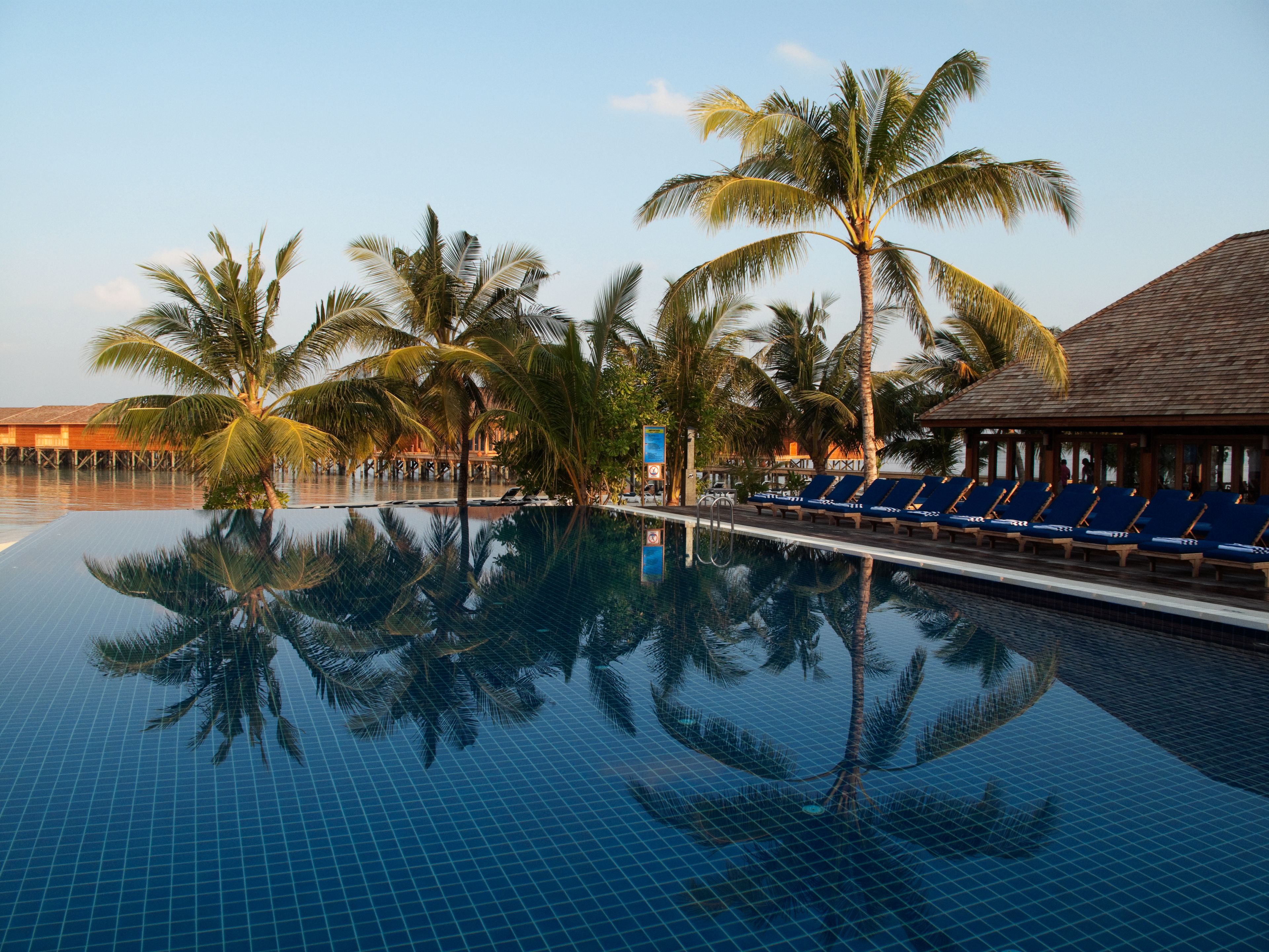 2 utendørsbassenger, bassengparasoller og solsenger