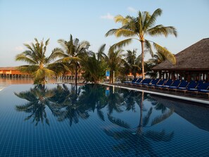 2 piscine all'aperto, ombrelloni da piscina, lettini