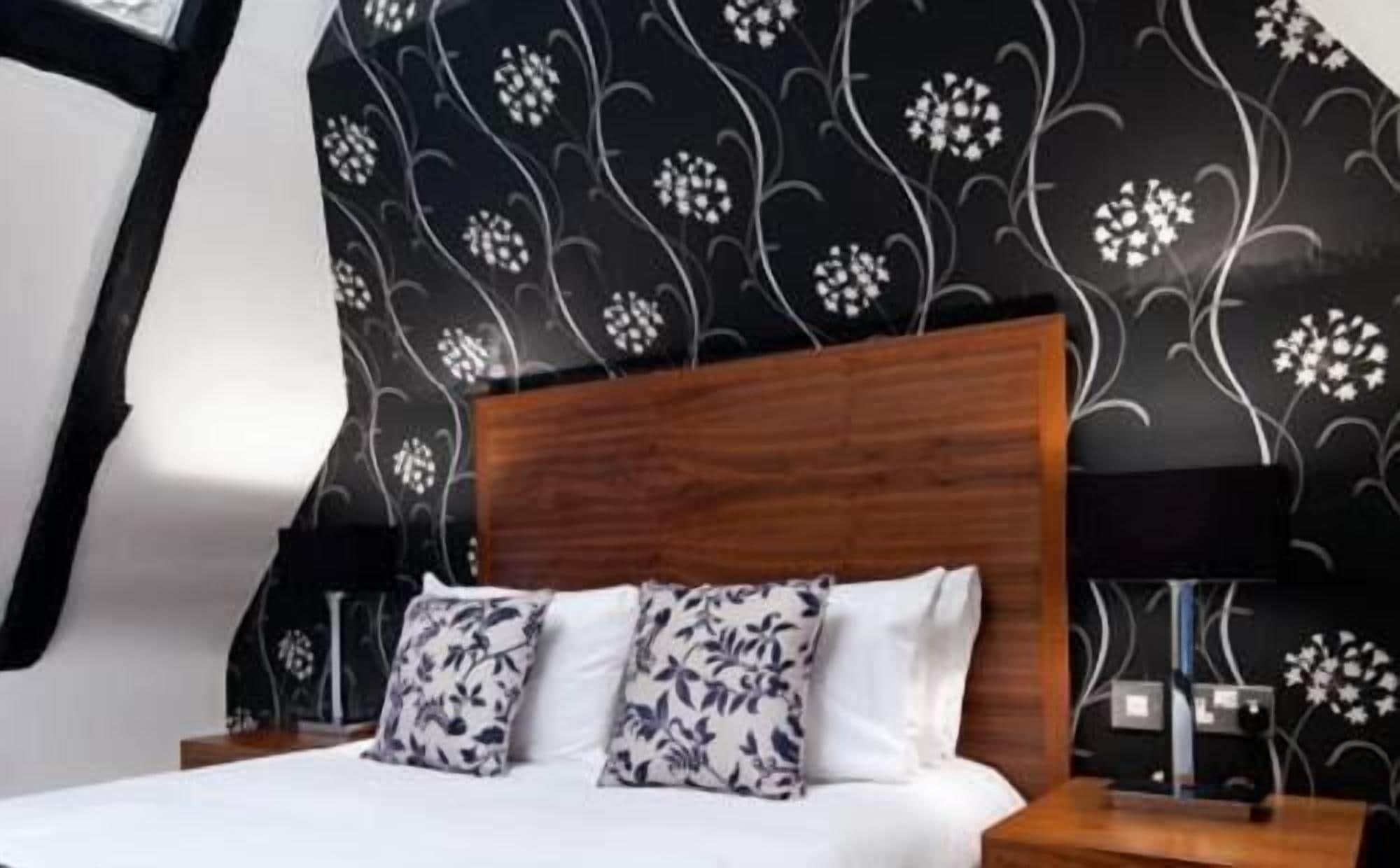 executive double room | in-room safe, individually decorated, individually furnished, desk