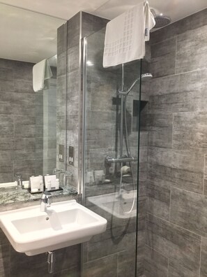 Douche à « effet pluie », articles de toilette de luxe, sèche-cheveux