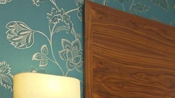 Executive-huone (1 King Bed) | Tallelokero huoneessa, yksilöllisesti sisustettu