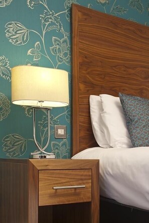 Chambre exécutive (1 King Bed) | Coffre-fort, décor unique, ameublement unique, bureau