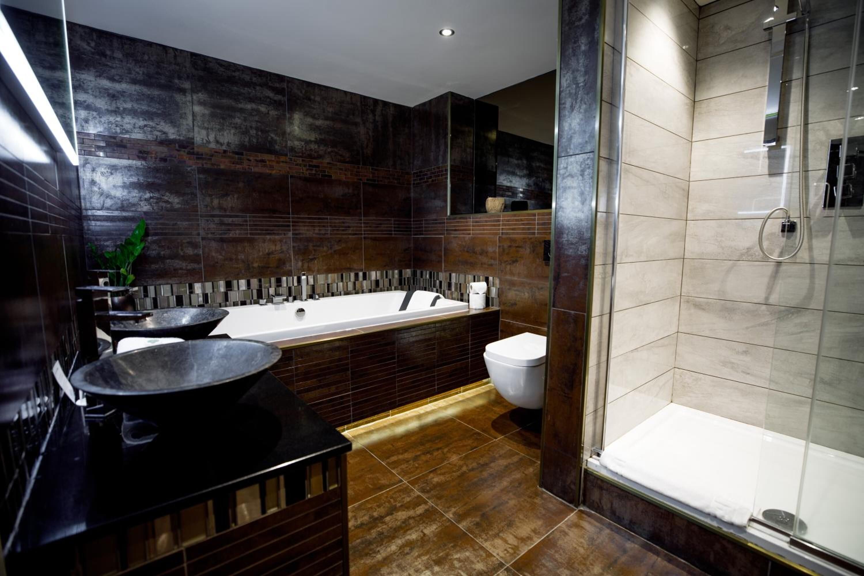 executive suite | bathroom | free toiletries, towels