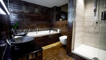Executive Suite | Bathroom | Free toiletries, towels