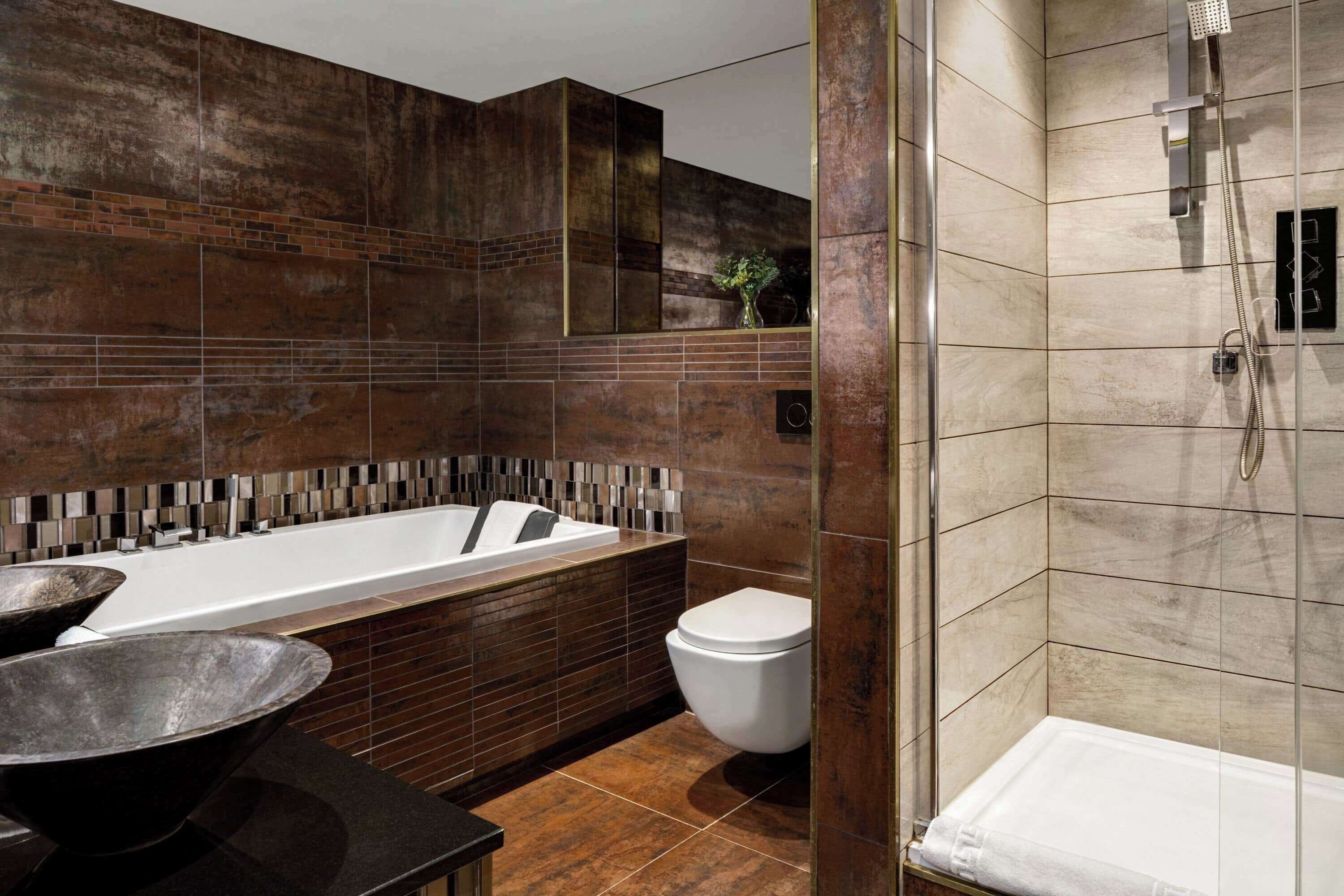 executive suite | bathroom | free toiletries, towels