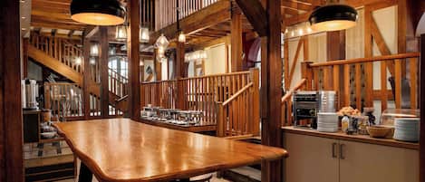 Daily cooked-to-order breakfast (GBP 10.00 per person)
