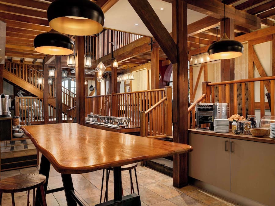 Daily cooked-to-order breakfast (GBP 10.00 per person)