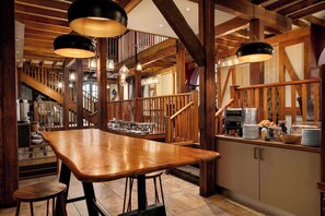 Daily cooked-to-order breakfast (GBP 10.00 per person)