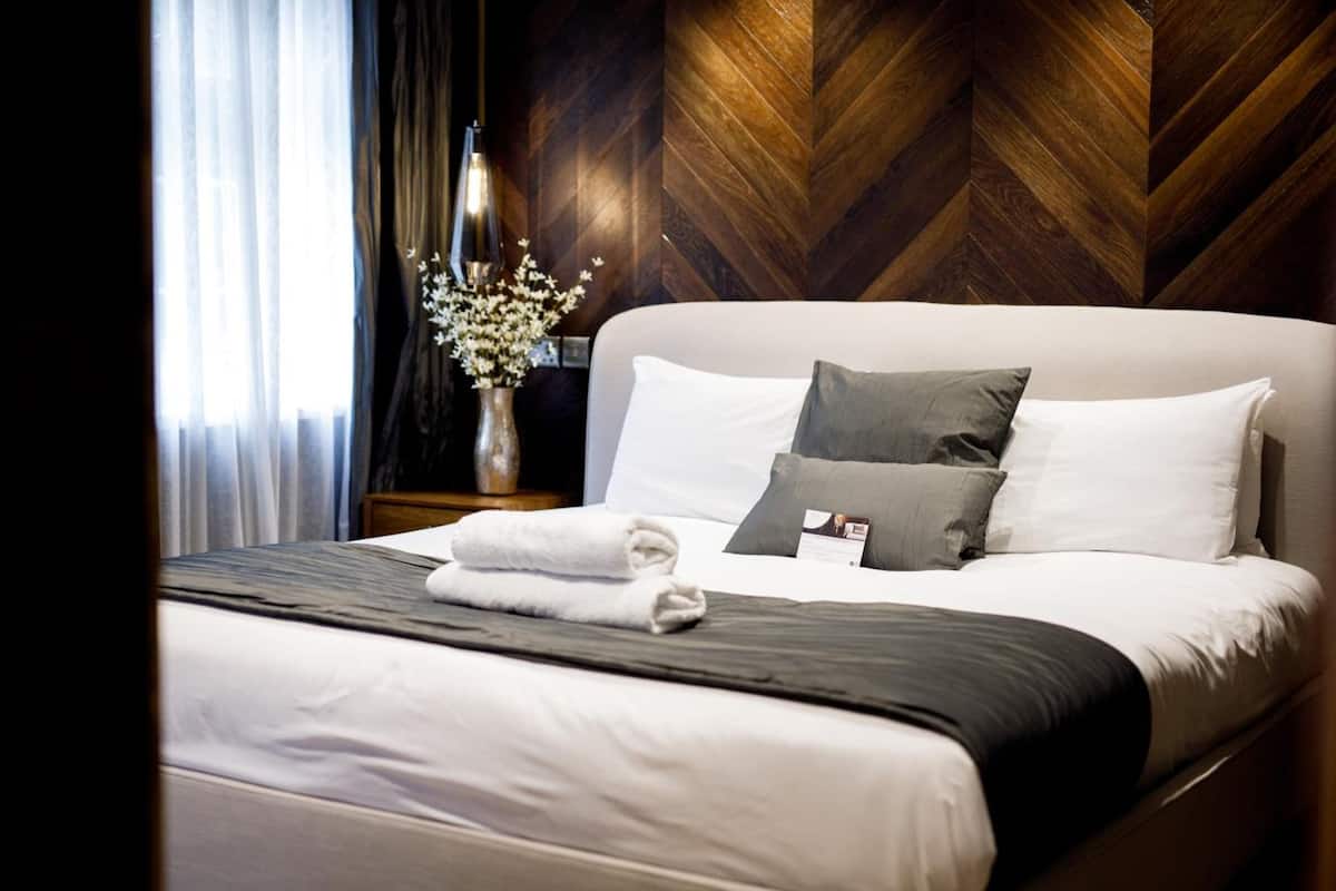 executive suite | desk, iron/ironing board, free wifi, bed sheets