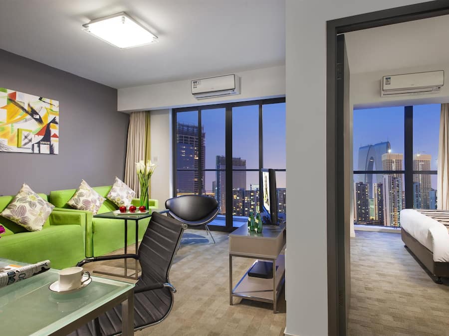 Caja de seguridad en la habitación y escritorio