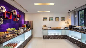 Daily buffet breakfast (CNY 53 per person)