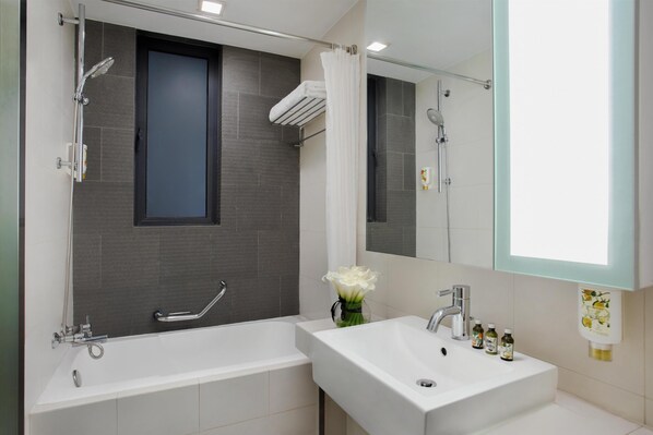 Un baño moderno con bañera, lavabo y ducha.